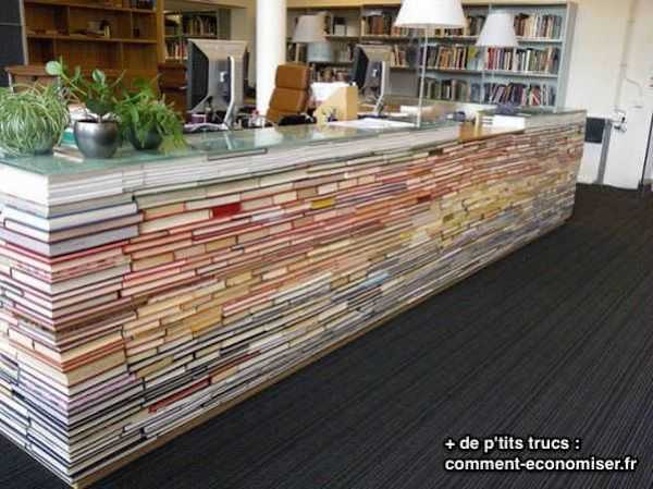un bureau fait avec de vieux livres