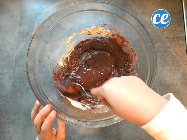 bien mélanger les ingrédients pour faire un brownie au micro-ondes