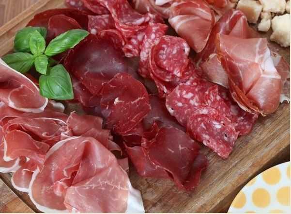 une assiette de charcuterie pour un réveillon pas cher