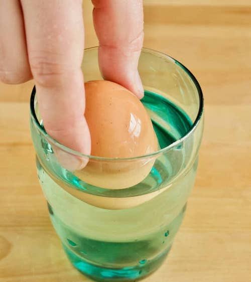 mettre les oeufs dans l'eau tiède avant patisserie