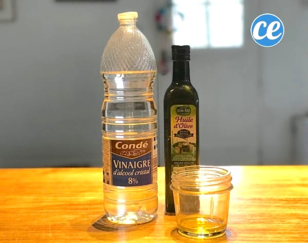 Un mélange de vinaigre et d'huile d'olive pour nettoyer la table en bois