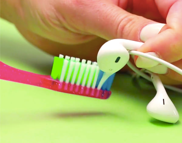 Frottez la grille métallique avec une vieille brosse à dents pour nettoyer les écouteurs sales rapidement.