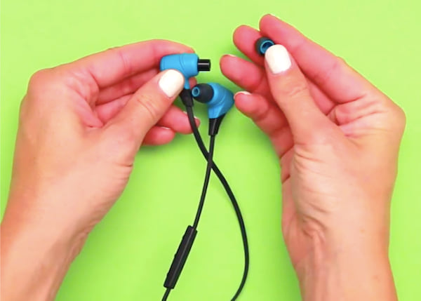 Enlevez les embouts en silicone pour nettoyer les écouteurs sales rapidement.