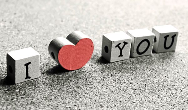 Pour dire "je t'aime", cr&eacute;ez des carte de v&oelig;ux personnalis&eacute;es en ligne avec des sites comme Canva.com.