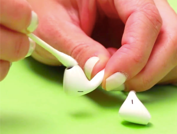 Utilisez un Coton-Tige imbibé d’alcool à 70º pour nettoyer les écouteurs sales rapidement.