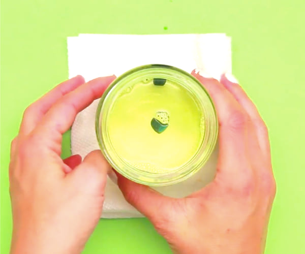 Laissez les embouts en silicone tremper dans de l’eau chaude savonneuse pour nettoyer les écouteurs sales rapidement.