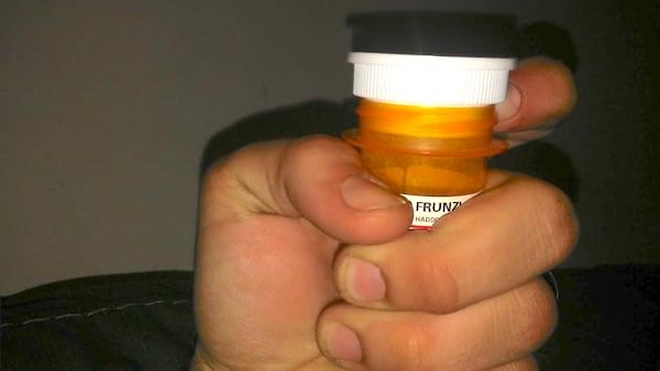 Saviez-vous que les couvercles de flacons à médicament cachent une utilisation secrète ?