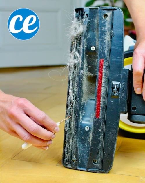 Un simple petit découseur est parfait pour enlever les saletés emmêlées sous la brosse de votre aspirateur.