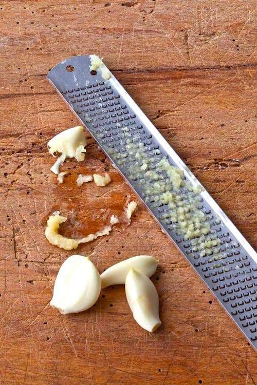 Utilisez un zesteur Microplane pour râper finement l'ail et le gingembre.