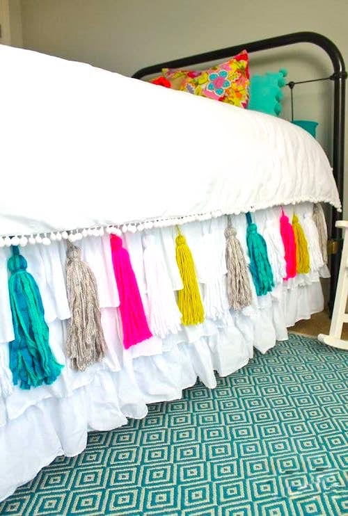 Déco DIY pour la maison : mettez de jolis glands décoratifs sur votre cache-sommier.