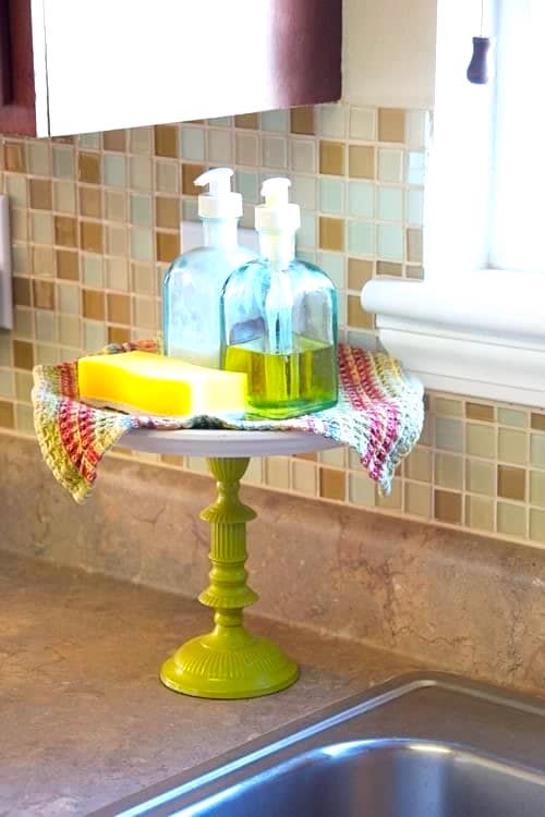 Déco DIY pour la maison : utilisez un présentoir à gâteau pour ranger autour de l’évier.