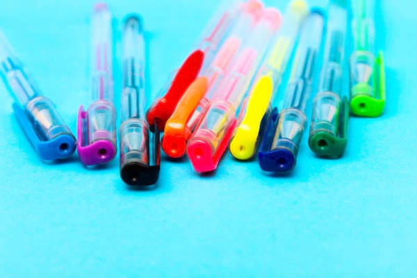 Mais à quoi sert le petit trou dans les capuchons des stylos Bic ? Découvrez son utilisation secrète ici !