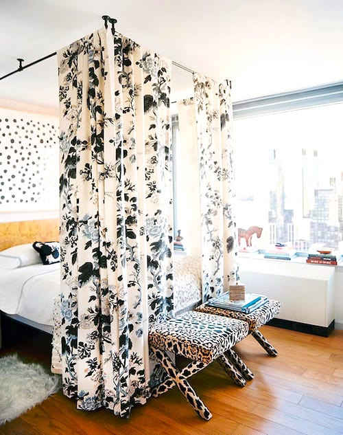 Déco DIY pour la maison : fixez des tringles à rideaux au plafond pour créer un magnifique lit à baldaquin maison.