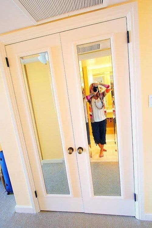 Déco DIY pour la maison : fixez des miroirs encadrés pas chers sur les portes de votre dressing.