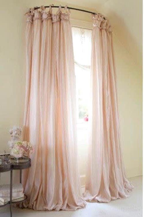 Utilisez une tringle à rideau courbée pour donner l’impression qu’une fenêtre est plus grande.