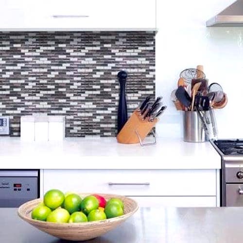 Déco DIY pour la maison : utilisez du carrelage adhésif au relief 3D pour relooker la crédence de votre cuisine.