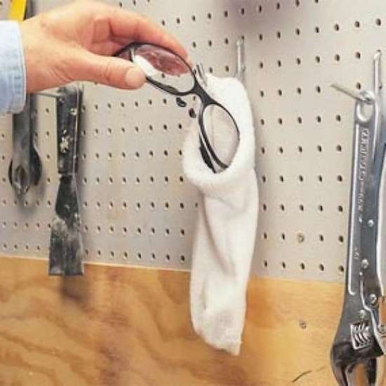 une chaussette transformée en rangement pour lunettes