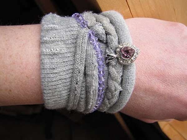Une chaussette célibataire recyclée en bracelet