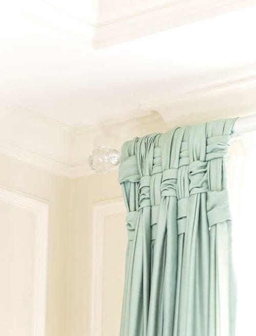 Déco DIY pour la maison : tressez le haut de vos rideaux pour leur donner un aspect de panier.