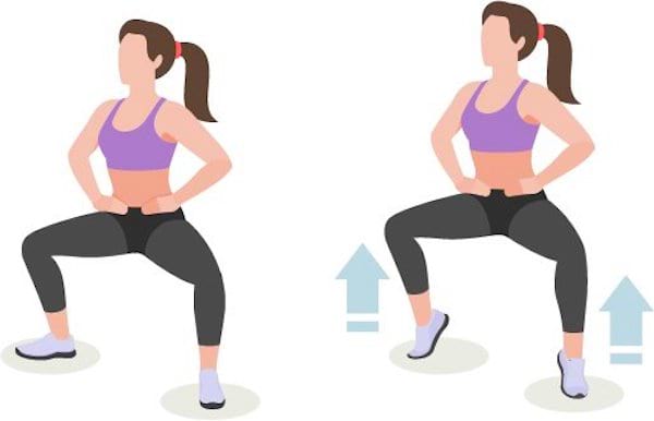 Faites l’exercice du squat ouvert avec remontées pour tonifier et affiner les jambes.