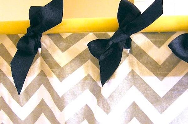 Déco DIY pour la maison : utilisez des rubans pour relooker votre rideau de douche.