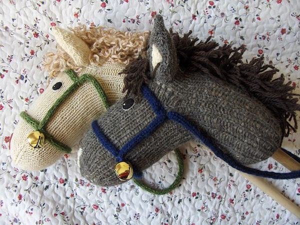 Un cheval bâton fait avec une chaussette orpheline recyclée