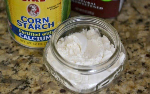 Mettez la fécule de maïs ou fleurs de maïs dans le récipient