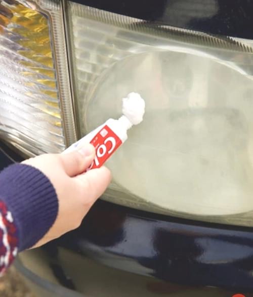 Reinigen Sie die Scheinwerfer mit Depaste