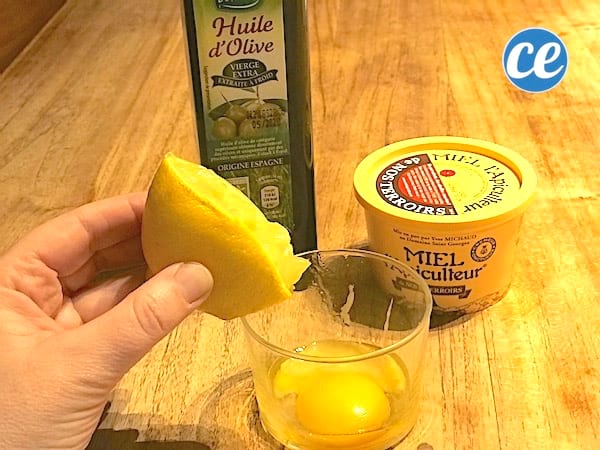 Une recette de grand-mère avec du miel et du citron pour hydrater les mains sèches et abîmées