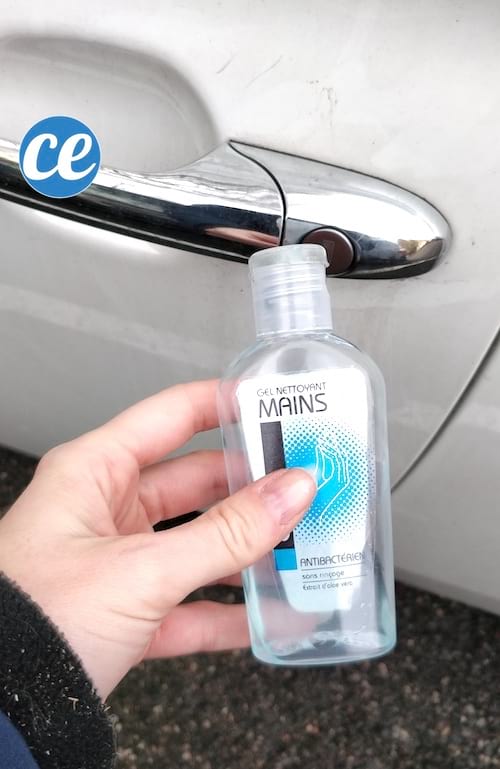 Locken mit Alkohol-Handgel auftauen