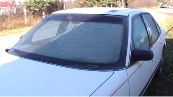 Nutzen Sie die Sonne, um das Auto aufzutauen