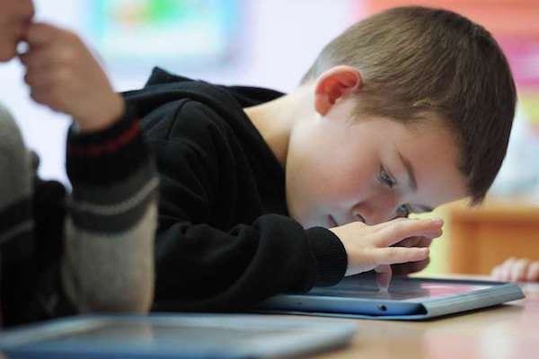 Les effets des écrans sur les enfants et les dangers sur le développement du cerveau