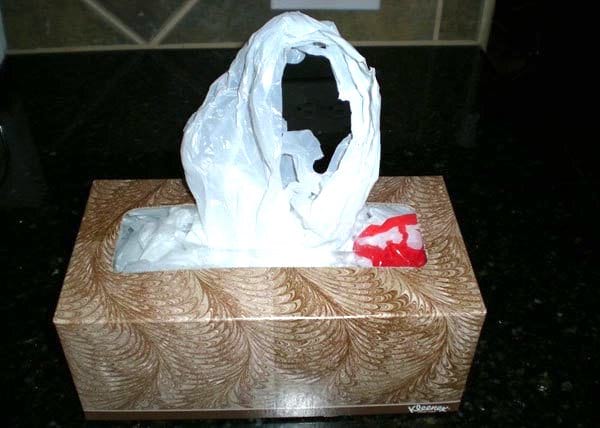 distributeur de sachets dans boite de mouchoir