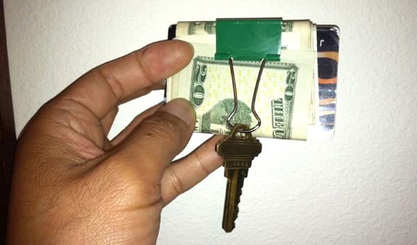 billet et clé dans un trombone à mettre dans sa poche