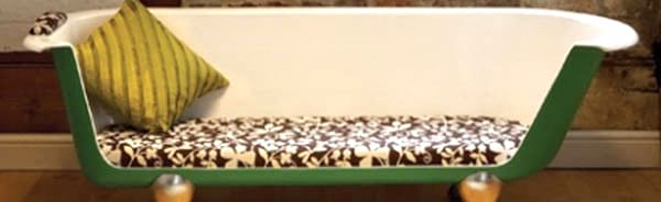 baignoire transformée en canapé