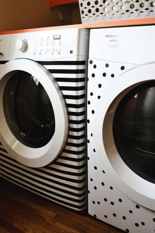 une machine à laver et un sèche-linge redécorés grâce à du papier adhésif