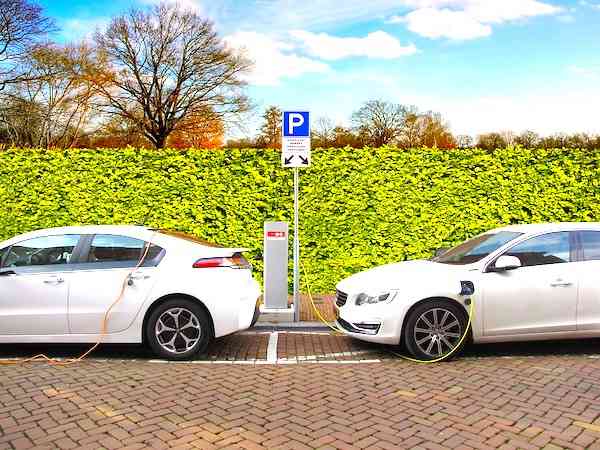 Comment faire des économies au quotidien : choisissez une voiture fiable qui consomme peu de carburant.