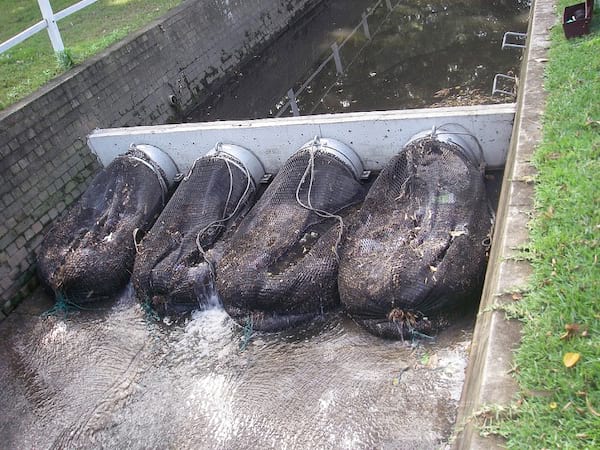 Les déchets plastique retenus par les filets sont drainés par les fortes pluies