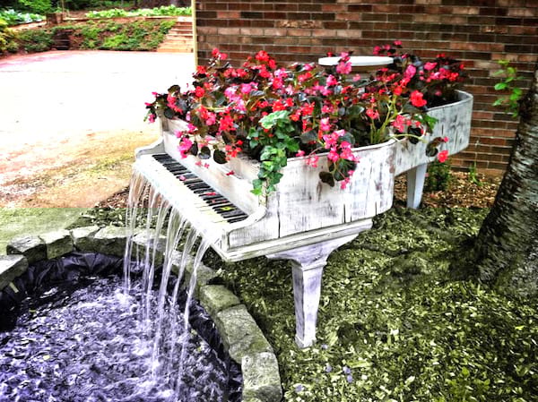 vieux piano transformé en fontaine de jardin