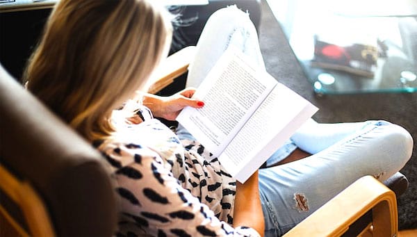 Comment faire des économies au quotidien : lisez le plus souvent possible.