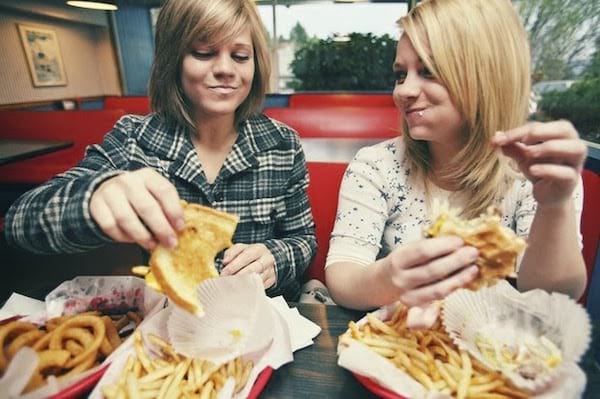 Arrêter de manger du fast-food : une des 20 choses à faire à 30 ans pour avoir une meilleure vie à 50 ans.