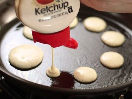 astuce pancake avec bouteille de ketchup