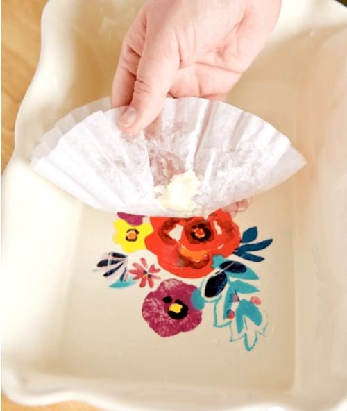 beurrer moule à gâteau avec un filtre à café