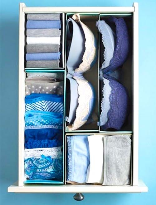 Parfois, les meilleurs rangements sous juste sous votre nez ! Utilisez des couvercles de boîte à chaussures pour organiser les tiroirs et gagner de la place dans un petit appartement.