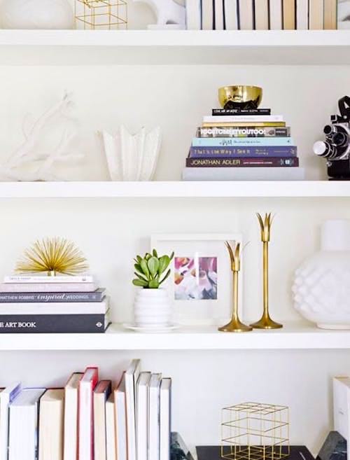 Parfois, les meilleurs rangements sous juste sous votre nez ! Glissez vos documents importants derrière un rangée de livres pour gagner de la place dans un petit appartement.