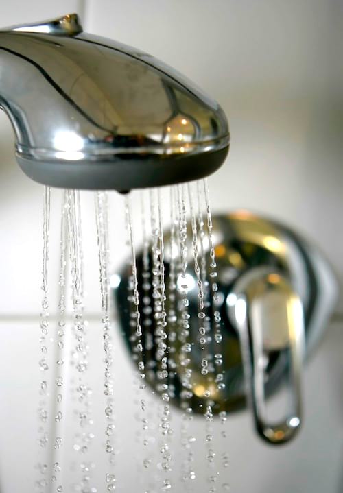 Se doucher avec de l'eau trop dure est une des erreurs les plus courantes lorsque l'on prend une douche.