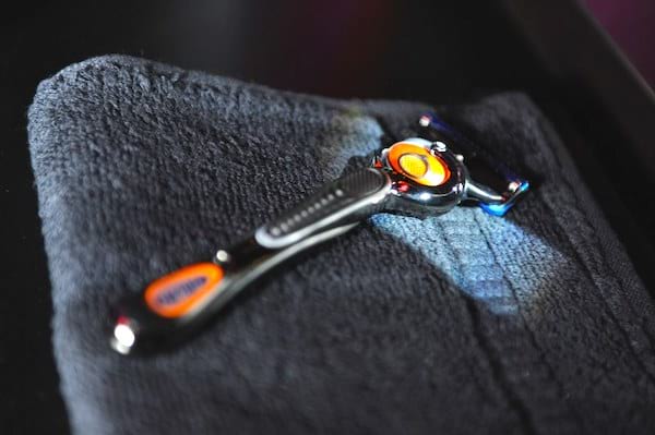 Garder trop longtemps un vieux rasoir est une des erreurs les plus courantes lorsque l'on prend une douche.