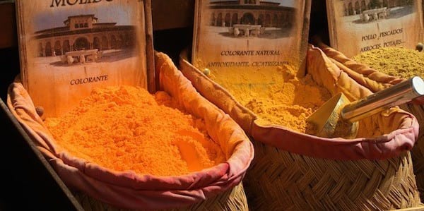 Découvrez le gargarisme au curcuma pour soigner vos maux de gorge.