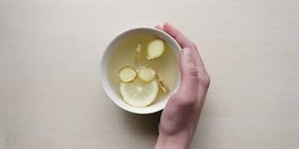 Découvrez le gargarisme au gingembre pour soigner vos maux de gorge.