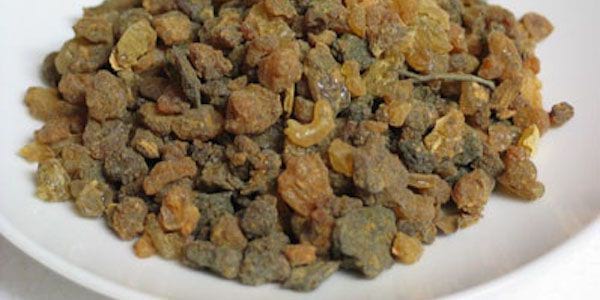 Découvrez le gargarisme à la myrrhe pour soigner vos maux de gorge.